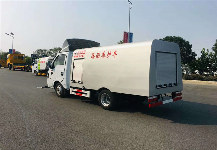 東風(fēng)途逸路面養(yǎng)護車后方圖