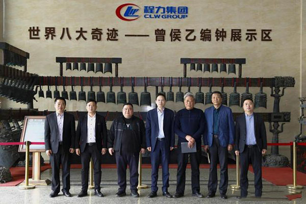 在程力汽車集團總部迎賓大廳，雙方代表觀摩世界八大奇跡編鐘后合影紀念