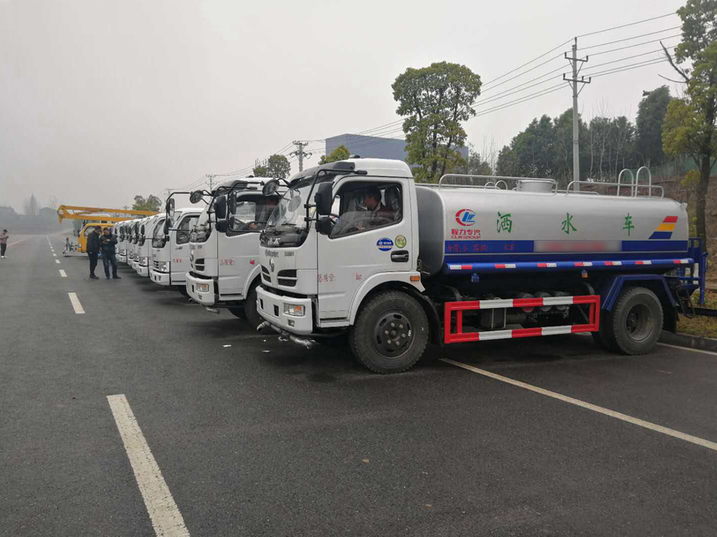 江西上饒高總訂購程力10臺灑水車，1臺高空，1臺路面
